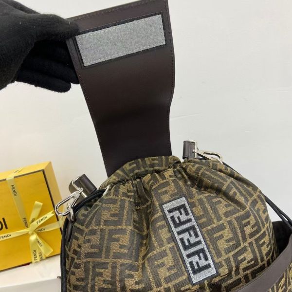 Fendi芬迪 滿Logo 系列男士雙肩背包 