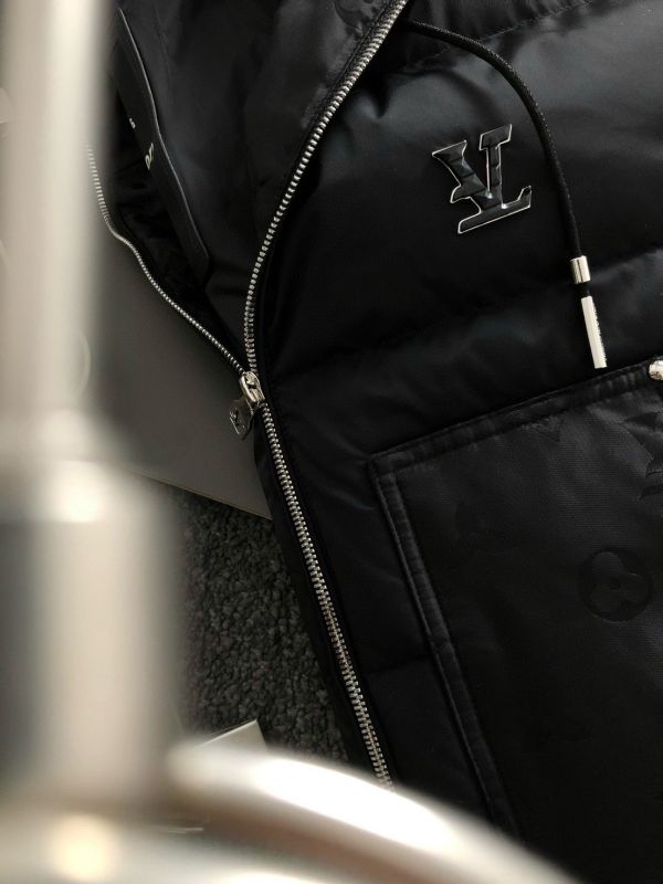 黑色拼接面料融合真皮皮牌設計 