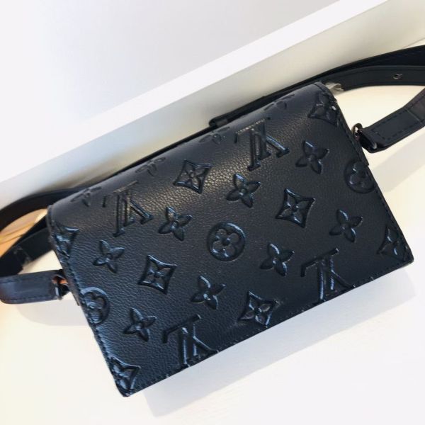 柔軟的 Monogram Taurillon 皮革 