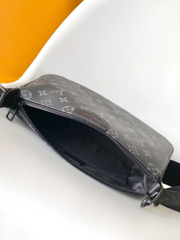 本款Pochette Accessoire XL手袋取材 