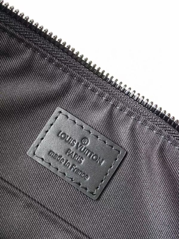 本款Pochette Accessoire XL手袋取材 