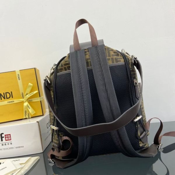 Fendi芬迪 滿Logo 系列男士雙肩背包 