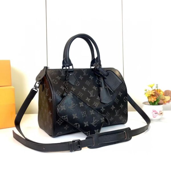 標誌性造的型與經典的 Monogram帆布 