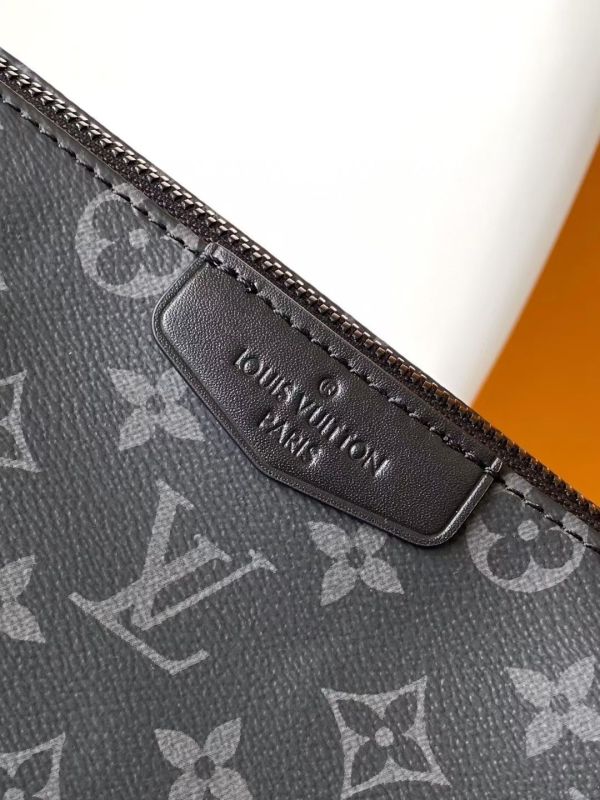 本款Pochette Accessoire XL手袋取材 