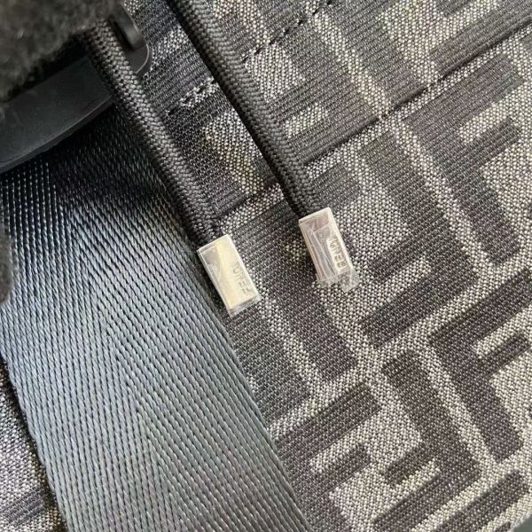 Fendi芬迪 滿Logo 系列男士雙肩背包 