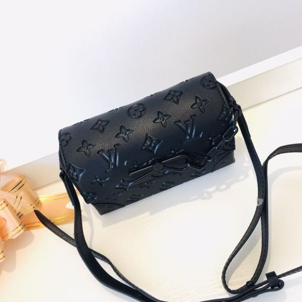 柔軟的 Monogram Taurillon 皮革 