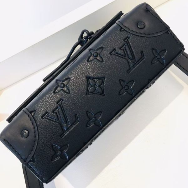 柔軟的 Monogram Taurillon 皮革 