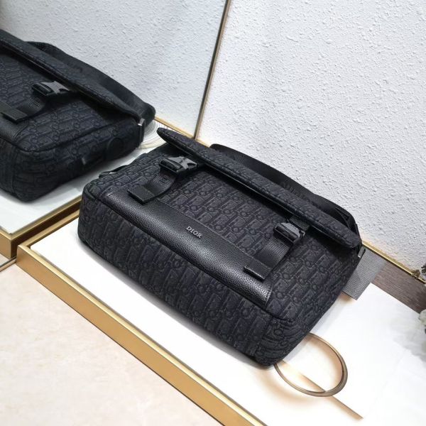 DiorExplorer手袋從經久不衰的信使包 