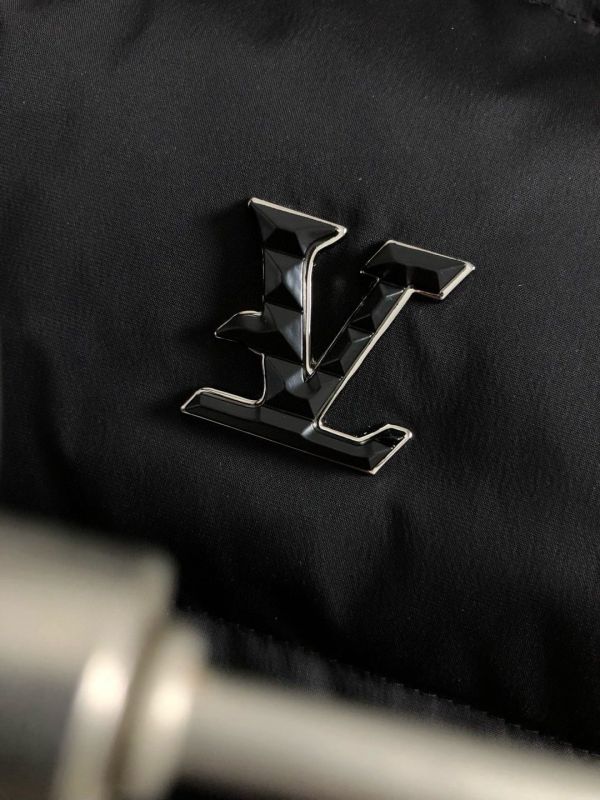 黑色拼接面料融合真皮皮牌設計 