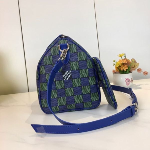 標誌性造的型與經典的 Monogram帆布 