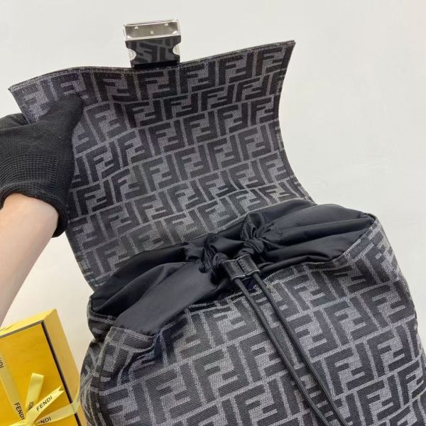 Fendi芬迪 滿Logo 系列男士雙肩背包 