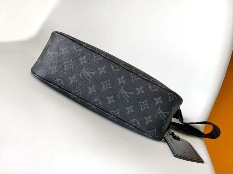 本款Pochette Accessoire XL手袋取材 