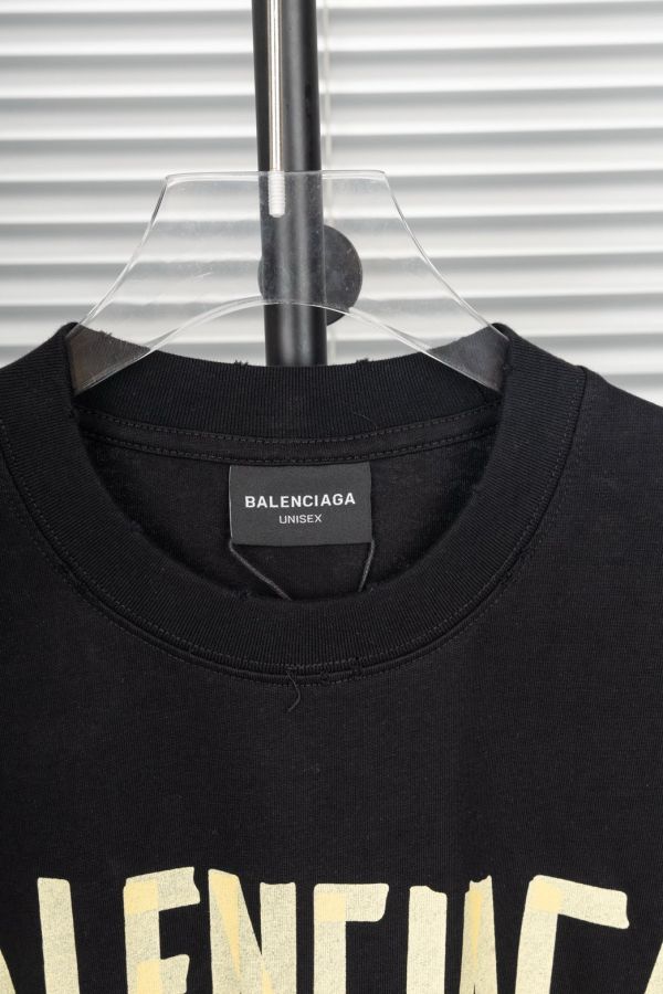 巴黎經典黃膠帶字母拉漿圓領短袖 