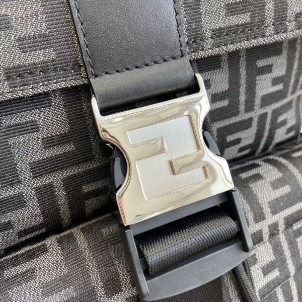 Fendi芬迪 滿Logo 系列男士雙肩背包 