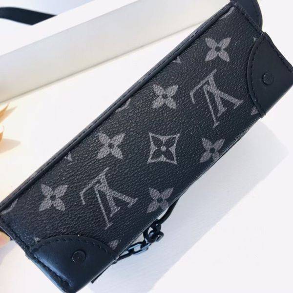 柔軟的 Monogram Taurillon 皮革 