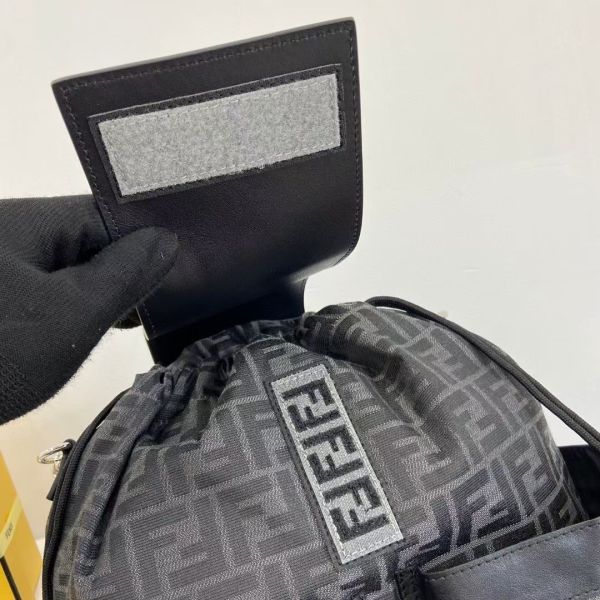 Fendi芬迪 滿Logo 系列男士雙肩背包 