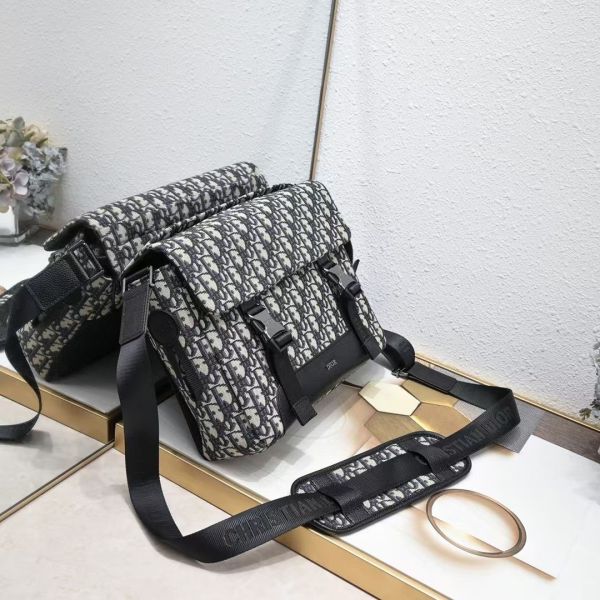 DiorExplorer手袋從經久不衰的信使包 