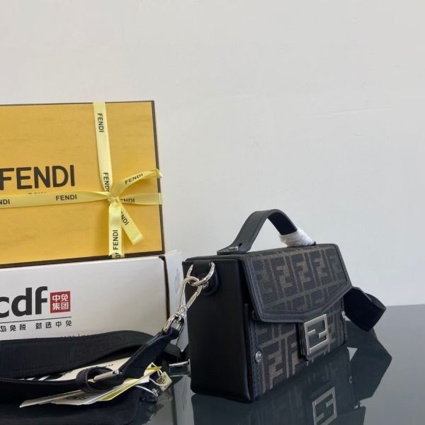 Fendi芬迪.Baguette Soft Trunk手袋 