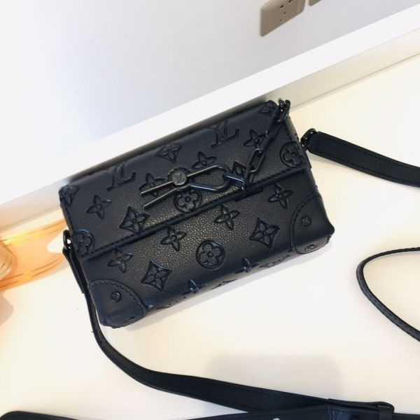 柔軟的 Monogram Taurillon 皮革 