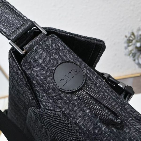 DiorExplorer手袋從經久不衰的信使包 