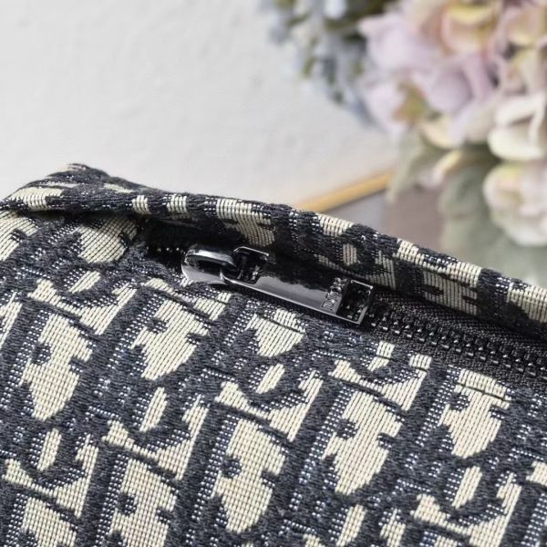 DiorExplorer手袋從經久不衰的信使包 