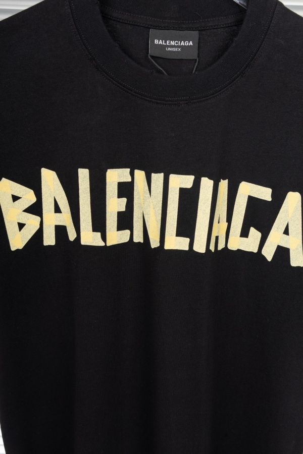 巴黎經典黃膠帶字母拉漿圓領短袖 