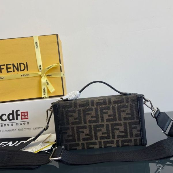 Fendi芬迪.Baguette Soft Trunk手袋 