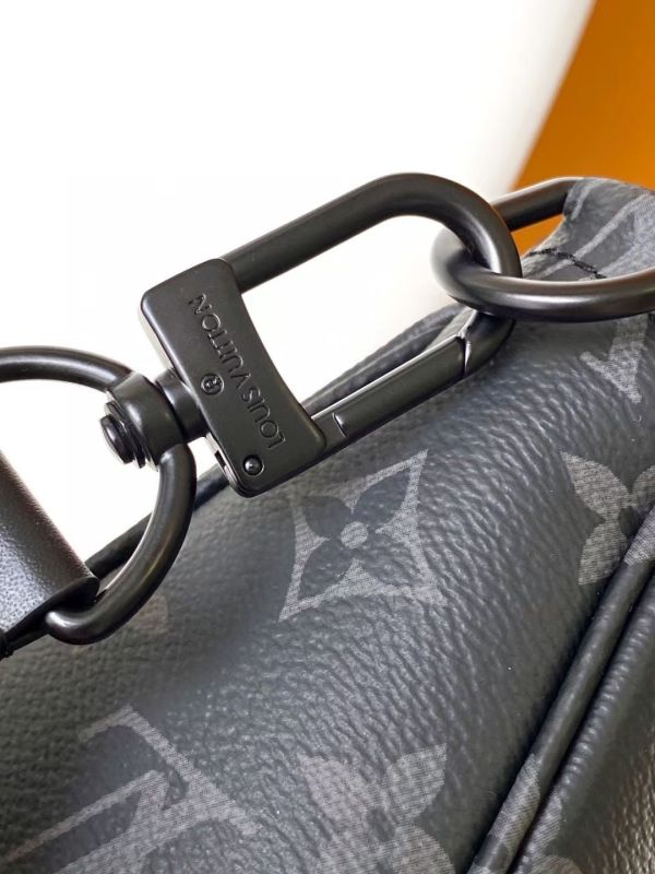 本款Pochette Accessoire XL手袋取材 