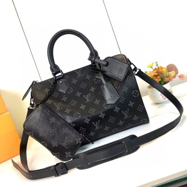 標誌性造的型與經典的 Monogram帆布 