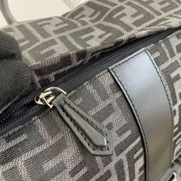 Fendi芬迪 滿Logo 系列男士雙肩背包 