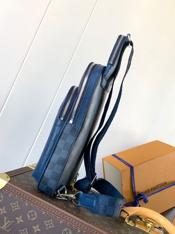 變碼芯片 N40439藍色全皮 男包胸包 