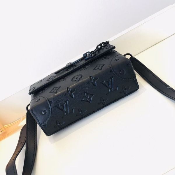 柔軟的 Monogram Taurillon 皮革 