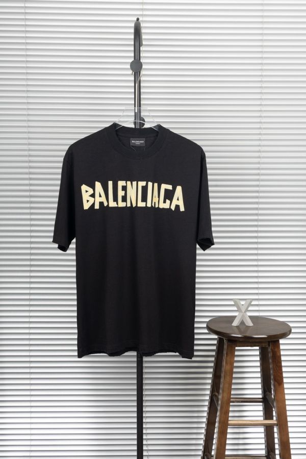 巴黎經典黃膠帶字母拉漿圓領短袖 