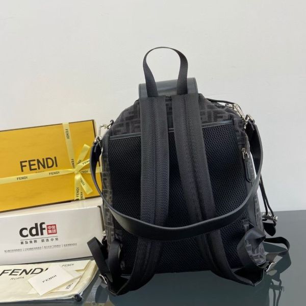 Fendi芬迪 滿Logo 系列男士雙肩背包 