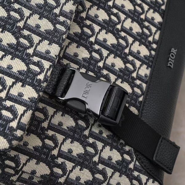 DiorExplorer手袋從經久不衰的信使包 