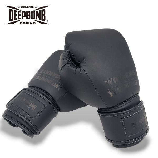 DEEPBOMB文青系列拳套-黑 DEEPBOMB 文青系列拳擊手套, 高性價比拳擊手套, 泰拳靈感手套, 手工製作拳擊手套, 抗異味拳擊手套, 女性拳擊手套, 新型人造皮革手套, 自由奔放設計, 年輕女性拳擊手套,新手友善拳套,入學款拳套
