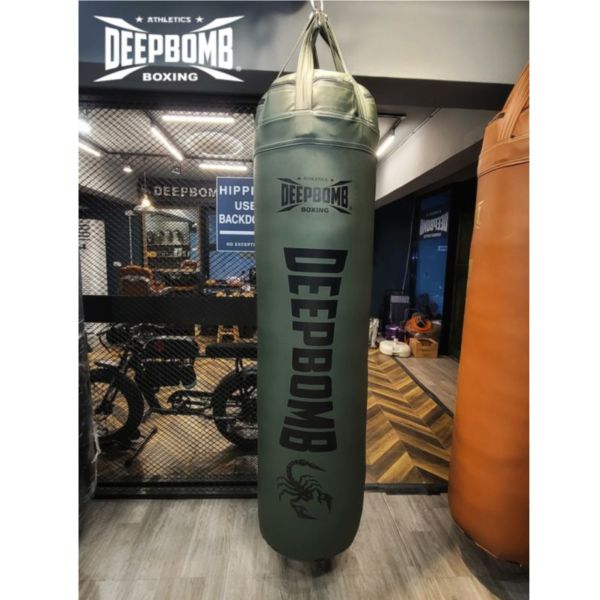 DEEPBOMB懸吊式沙包-綠/黑 DEEPBOMB 沙包,懸吊式沙包,高品質拳擊沙包,微纖皮革拳擊沙包,逼真的打擊體驗,高密度棉填充,均勻的重量分佈,耐用的拳擊沙包,抗菌拳擊沙包,擺動式拳擊沙包,高強度訓練器材