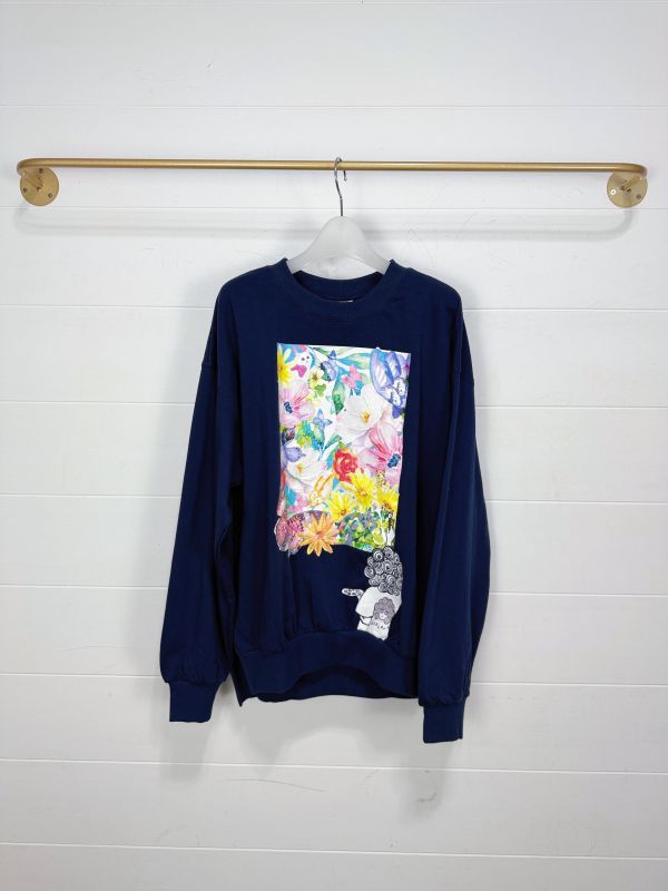 娃頭畫中世界大學上衣 