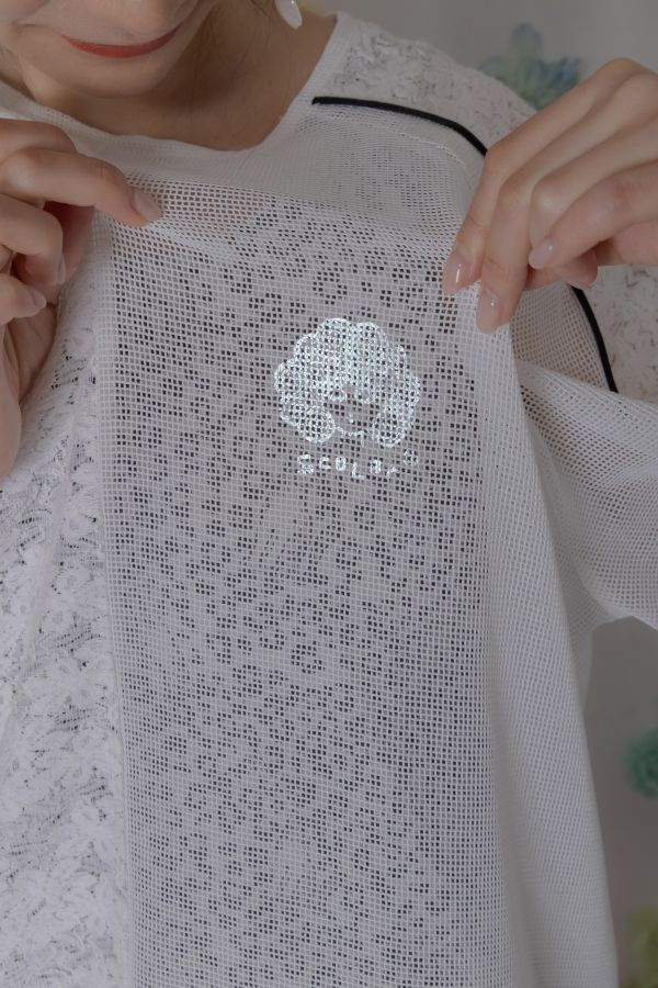 蕾絲拼接異材質上衣 