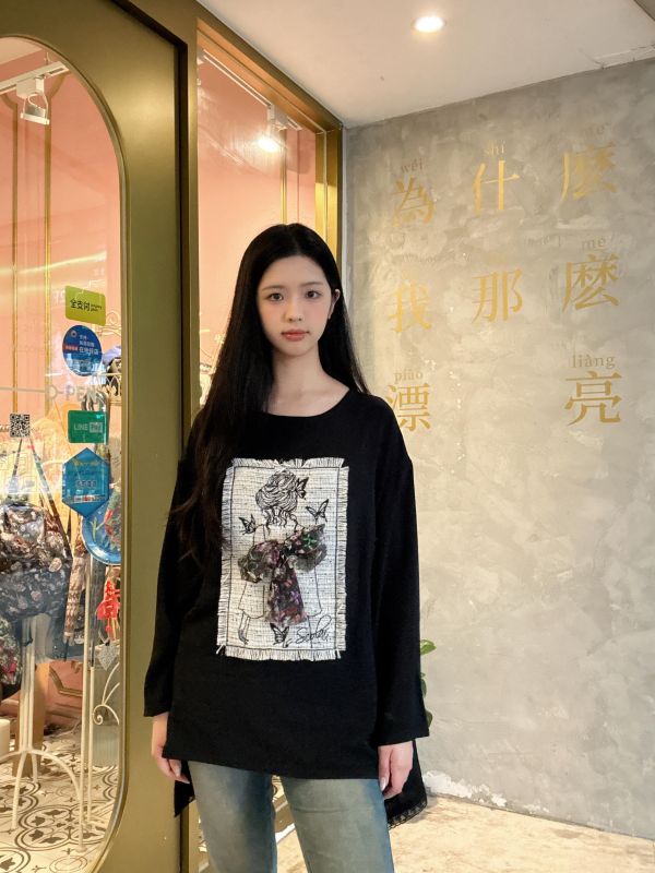 女人背影蝴蝶結造型上衣 