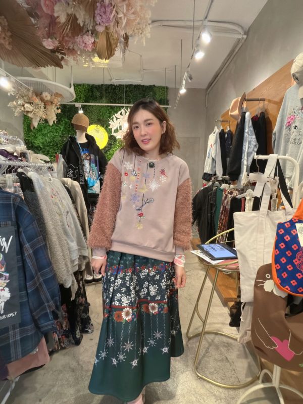 造型袖子錘鍊刺繡上衣 