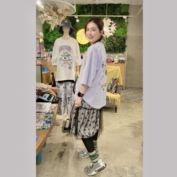 櫻桃塗鴉掛牌吊飾造型上衣 