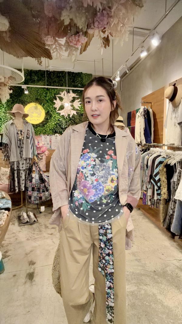 蝴蝶簍空卡其褲 