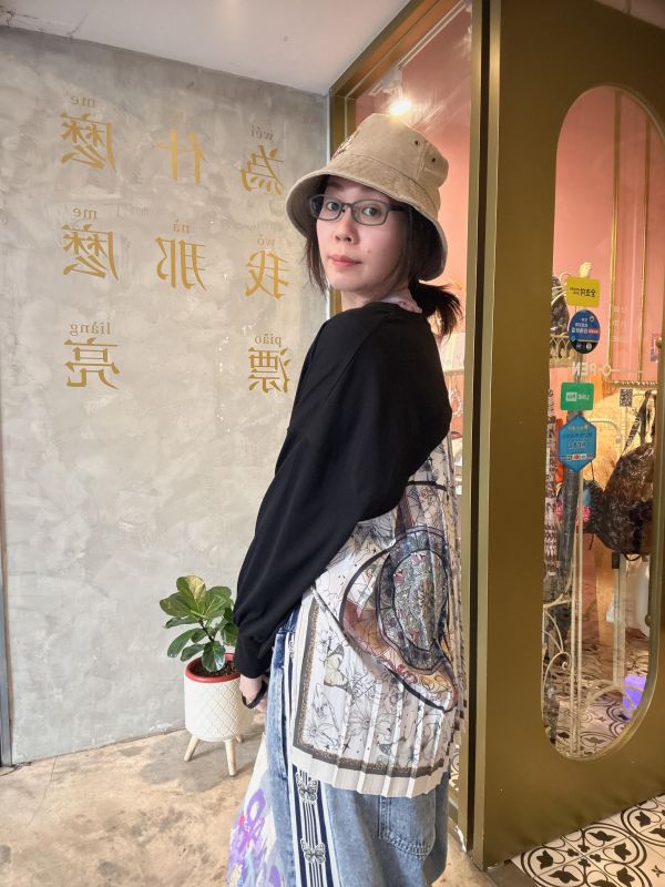 星座窗花百褶造型上衣 