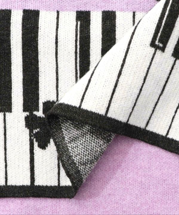 鋼琴與蝴蝶針織上衣 