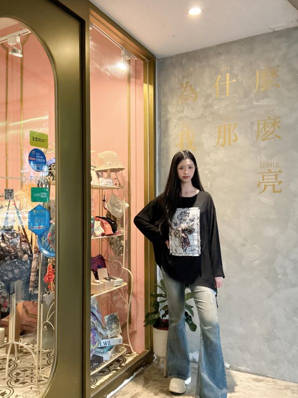 女人背影蝴蝶結造型上衣 