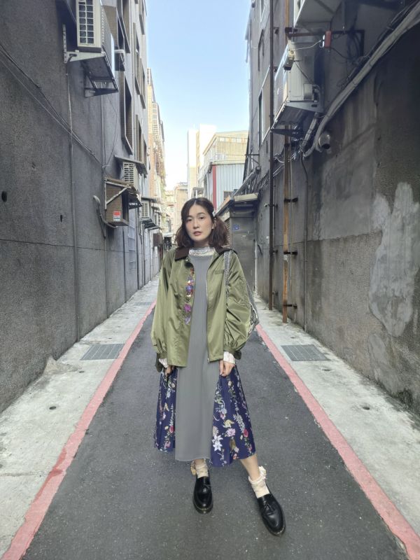 顯瘦細折花朵邊洋裝 