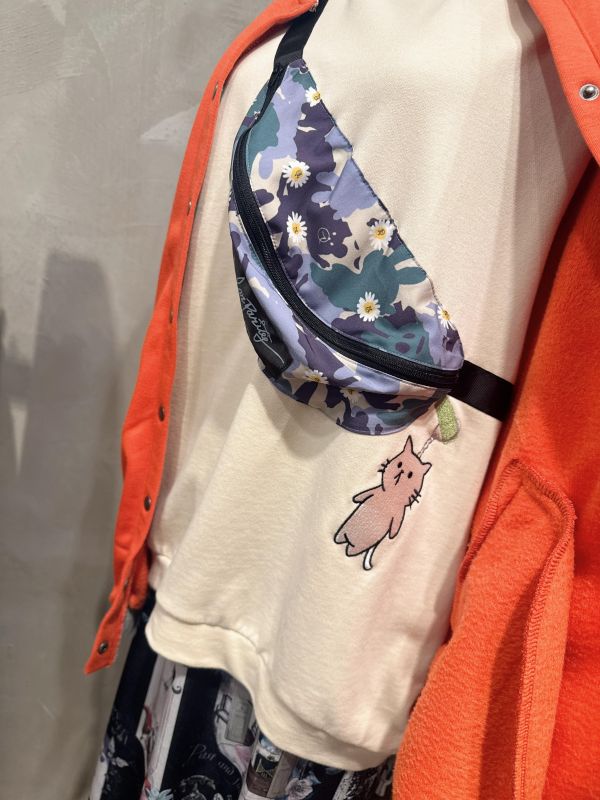 迷彩背包貓吊飾功能上衣 