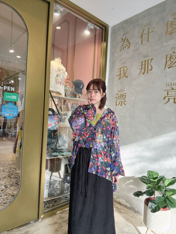 滿版塗鴉蕾絲布襯衫 