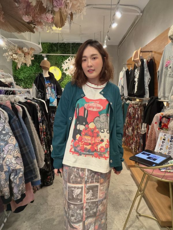 滿版娃頭都是直筒裙 